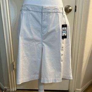 Tommy Hilfiger women’s white shorts. Size 20.